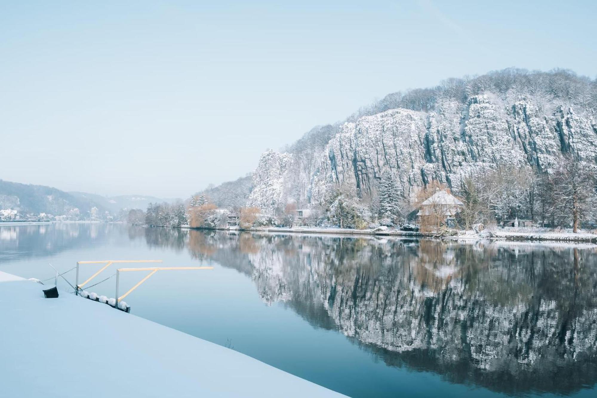 Pieds Dans L'Eau Private Wellness Bordure De Meuse Villa Lustin Exterior foto