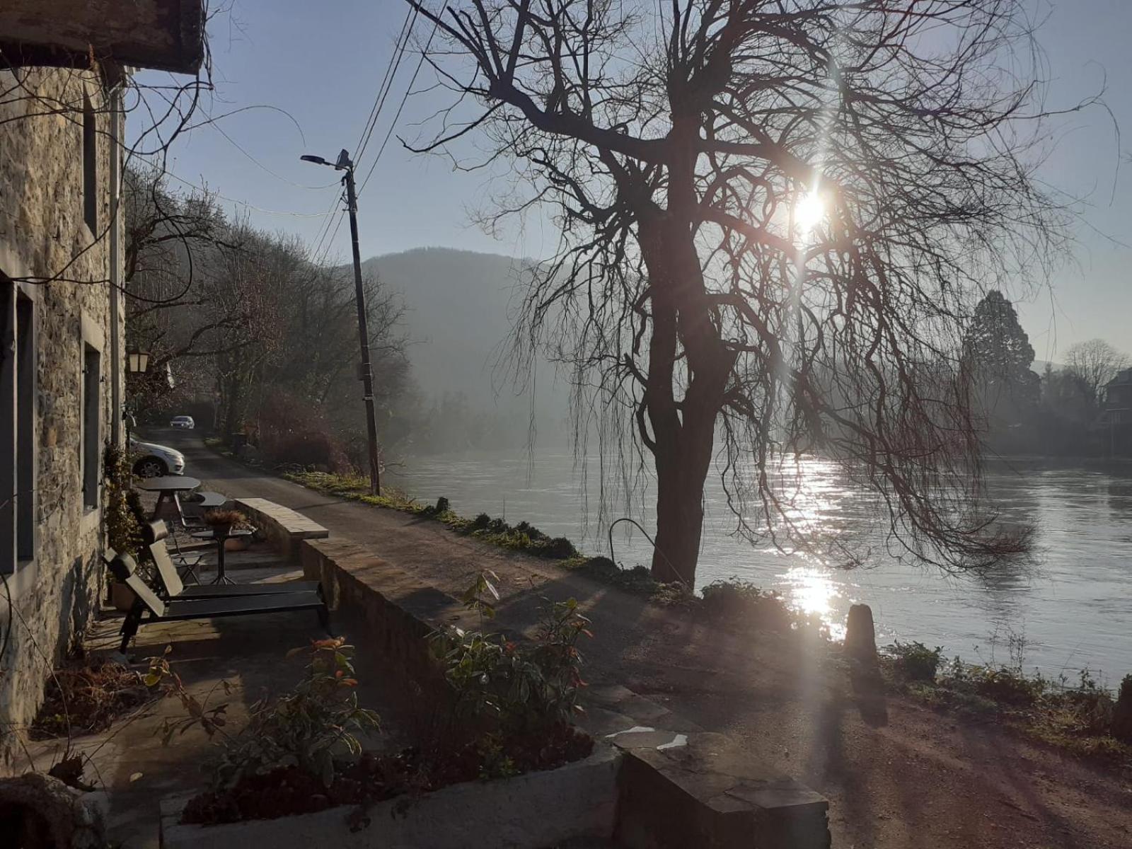 Pieds Dans L'Eau Private Wellness Bordure De Meuse Villa Lustin Exterior foto