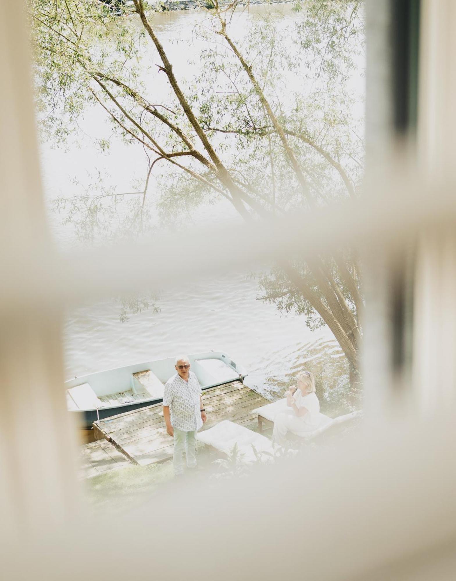 Pieds Dans L'Eau Private Wellness Bordure De Meuse Villa Lustin Exterior foto